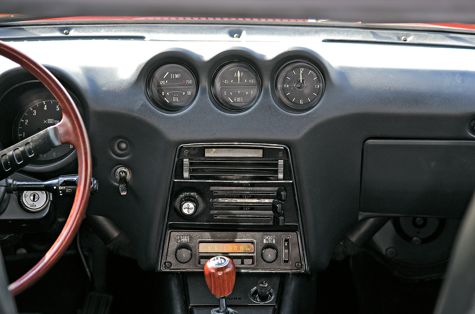 Classic & Sports Car – Datsun 240Z vs Triumph TR6: oceans apart