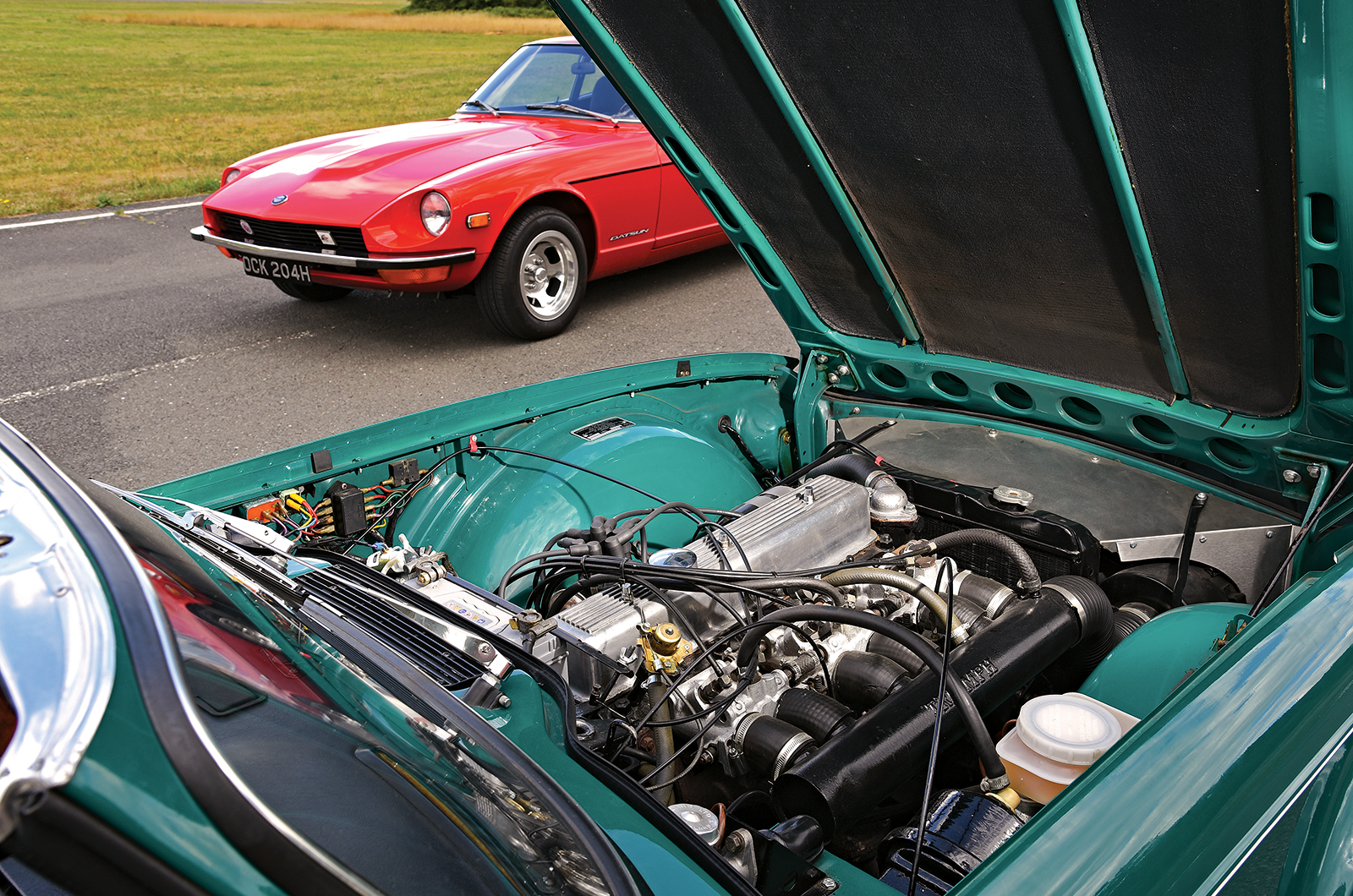 Classic & Sports Car – Datsun 240Z vs Triumph TR6: oceans apart