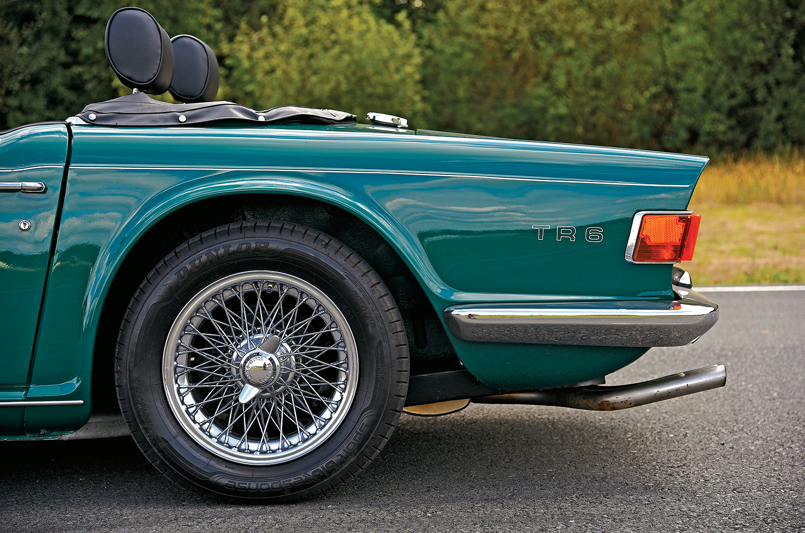 Classic & Sports Car – Datsun 240Z vs Triumph TR6: oceans apart