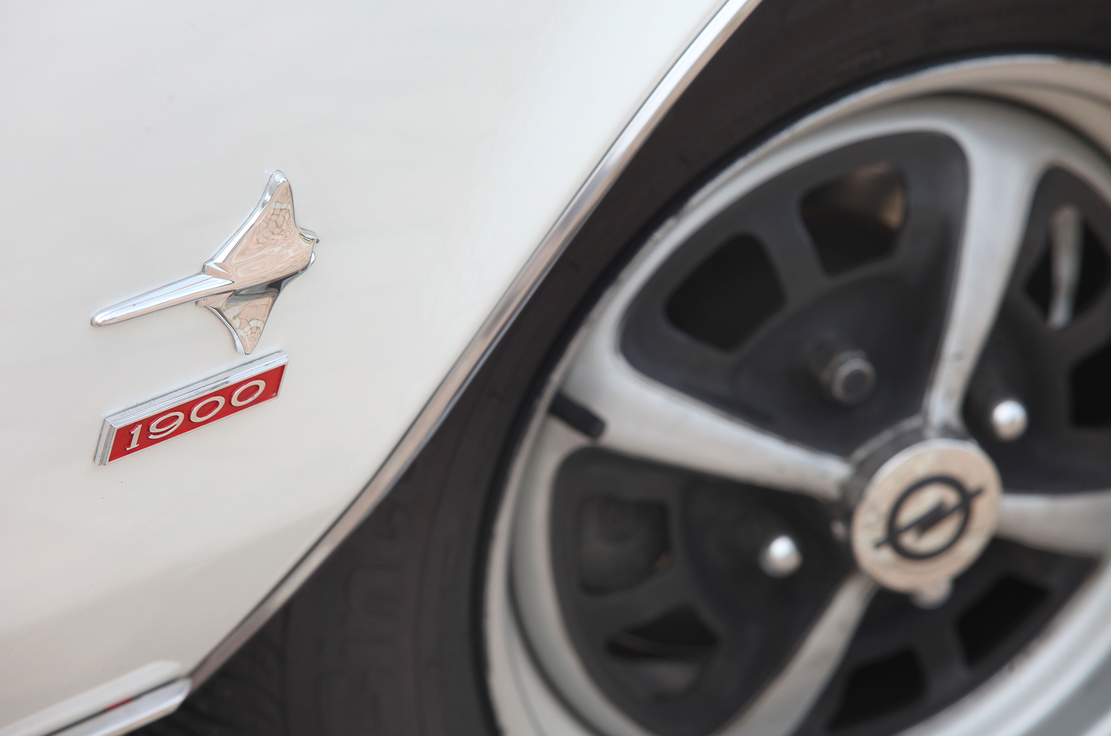 Classic & Sports Car – Opel Manta A: Blue Oval beater