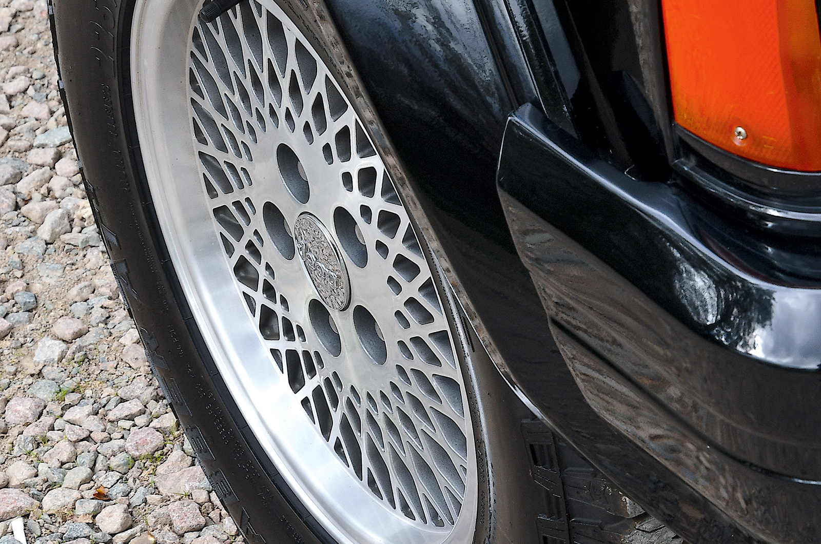 Classic & Sports Car – Jeep Cherokee 4.0 Limited vs Range Rover 3.9 SE: Uncle Sam fights back