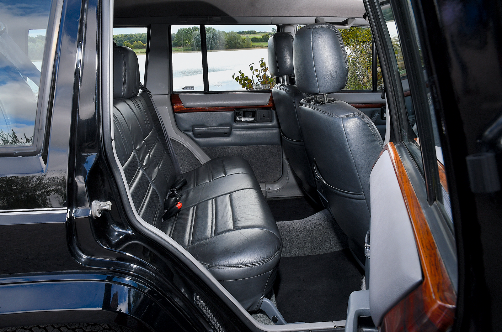 Classic & Sports Car – Jeep Cherokee 4.0 Limited vs Range Rover 3.9 SE: Uncle Sam fights back