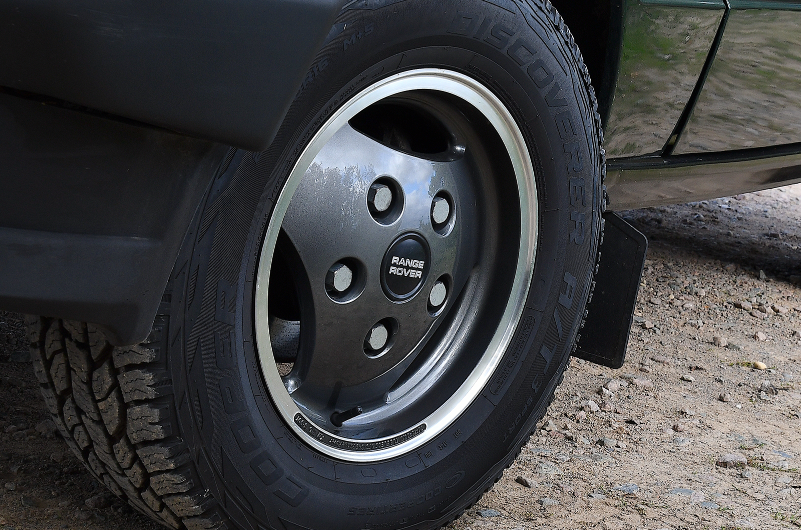 Classic & Sports Car – Jeep Cherokee 4.0 Limited vs Range Rover 3.9 SE: Uncle Sam fights back