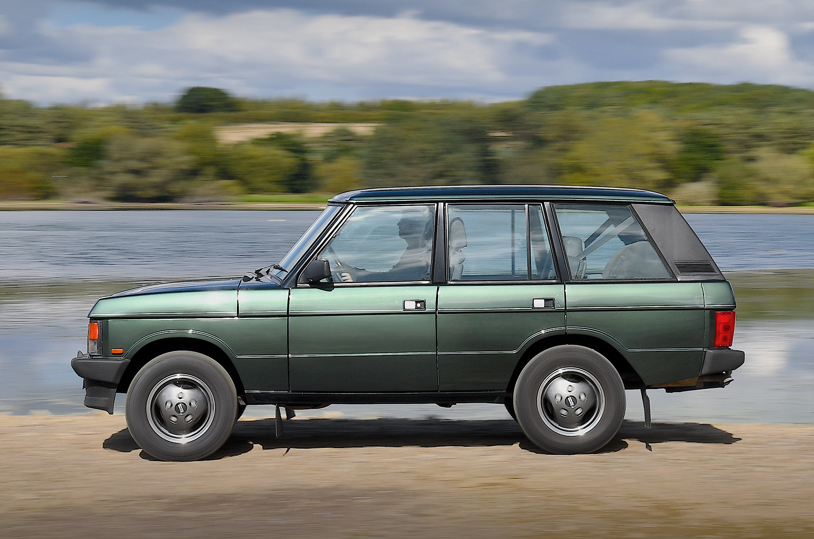 Classic & Sports Car – Jeep Cherokee 4.0 Limited vs Range Rover 3.9 SE: Uncle Sam fights back