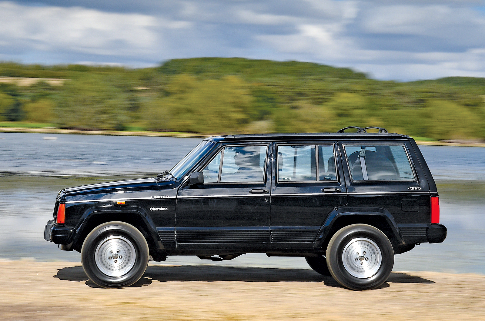 Classic & Sports Car – Jeep Cherokee 4.0 Limited vs Range Rover 3.9 SE: Uncle Sam fights back