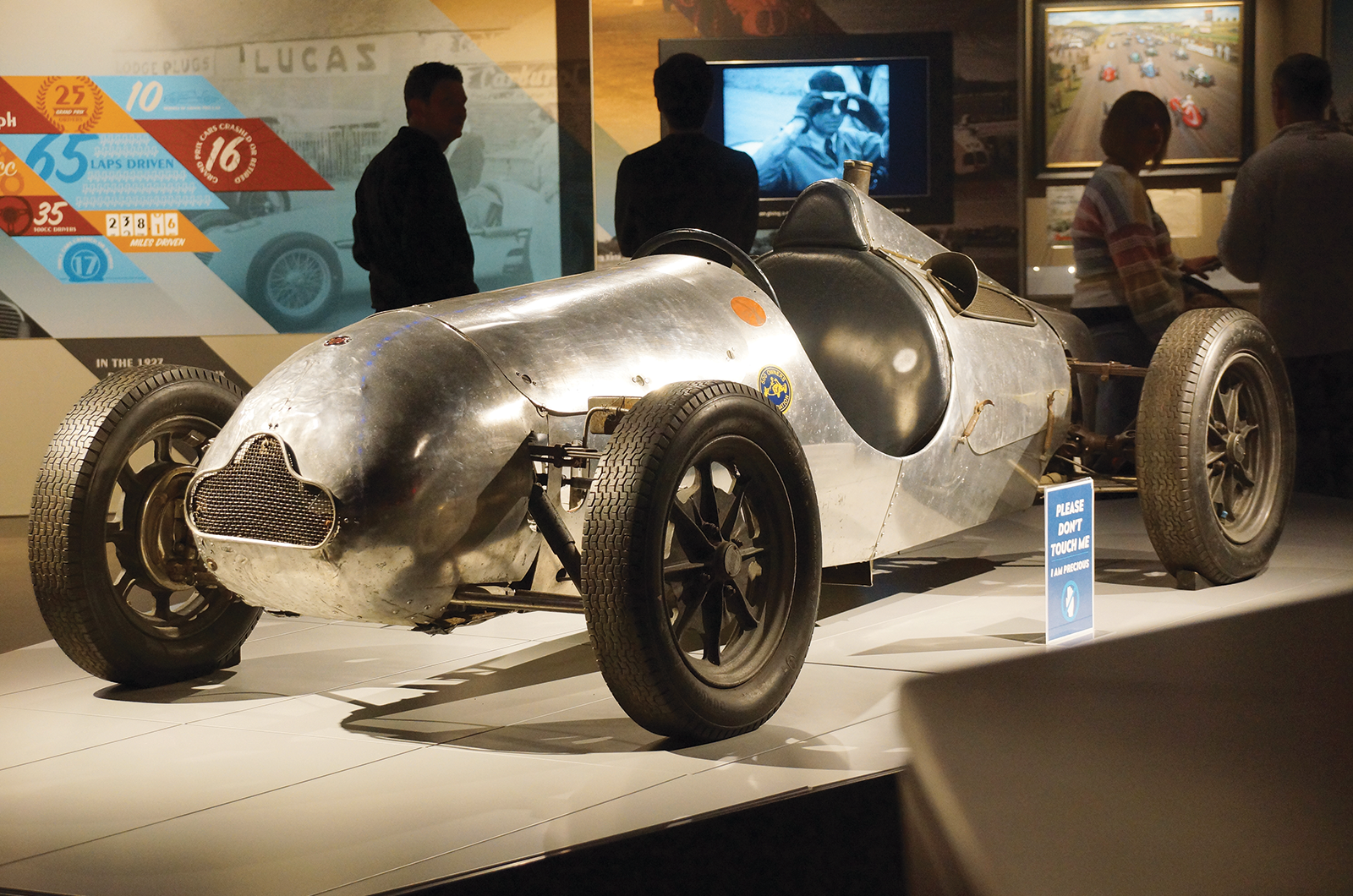 Classic & Sports Car – Classic shrine: Silverstone Interactive Museum