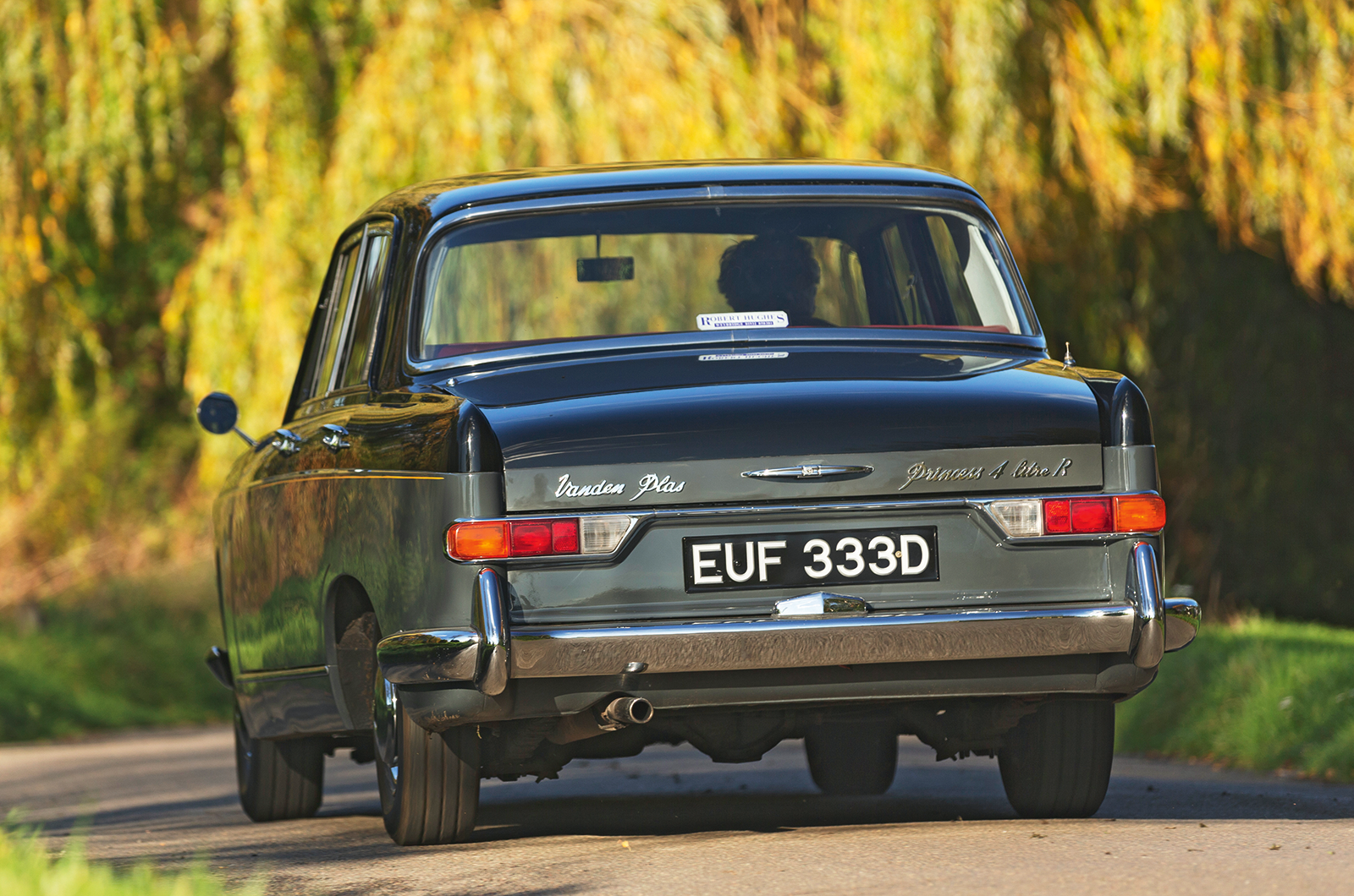 Classic & Sports Car – Jaguar S-type 3.4 vs Vanden Plas 4 litre R: meeting in the middle