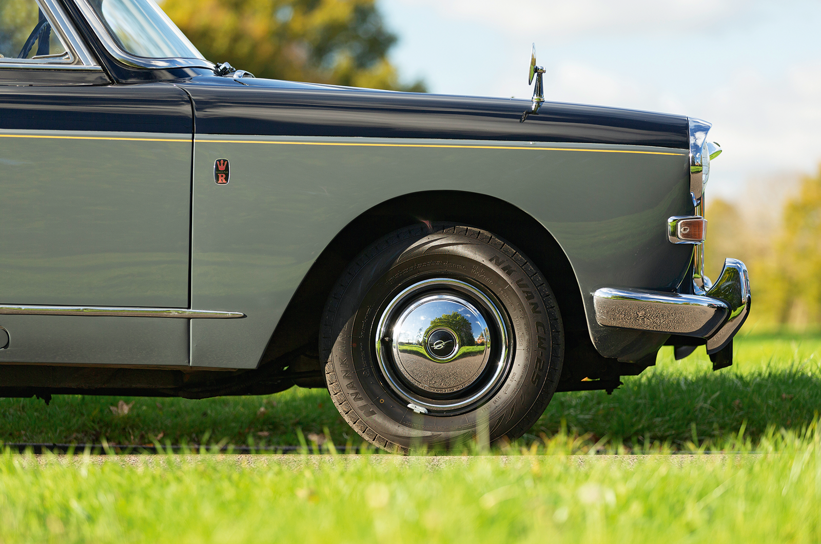 Classic & Sports Car – Jaguar S-type 3.4 vs Vanden Plas 4 litre R: meeting in the middle