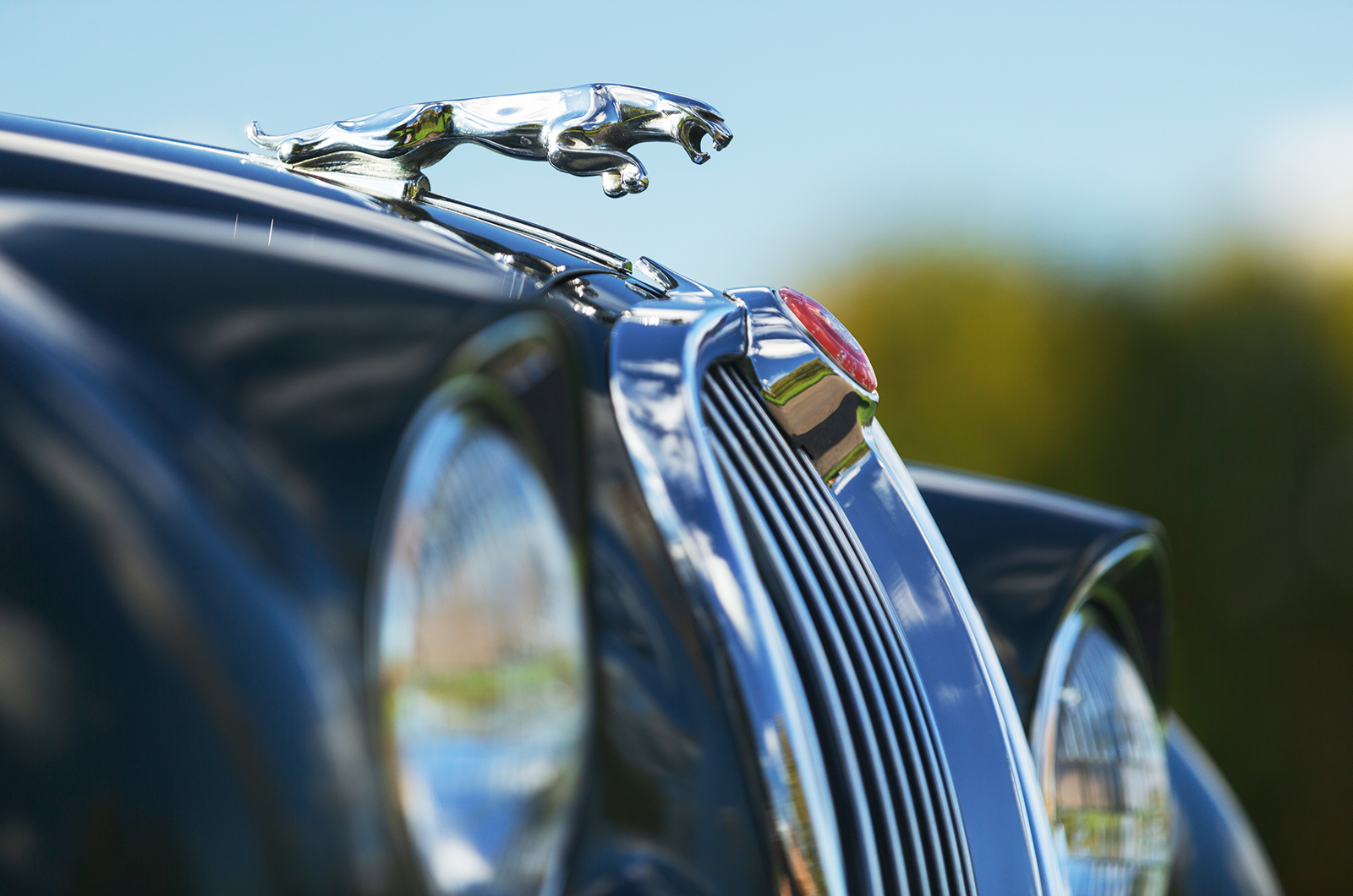 Classic & Sports Car – Jaguar S-type 3.4 vs Vanden Plas 4 litre R: meeting in the middle