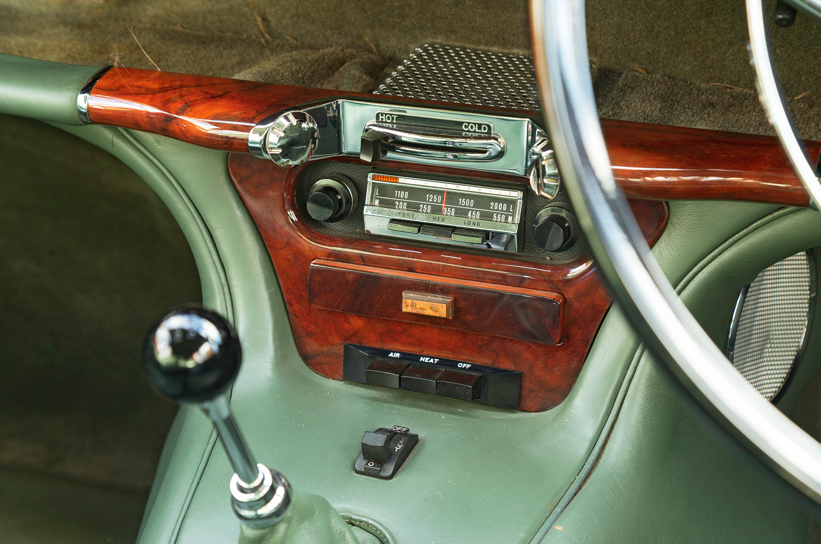 Classic & Sports Car – Jaguar S-type 3.4 vs Vanden Plas 4 litre R: meeting in the middle