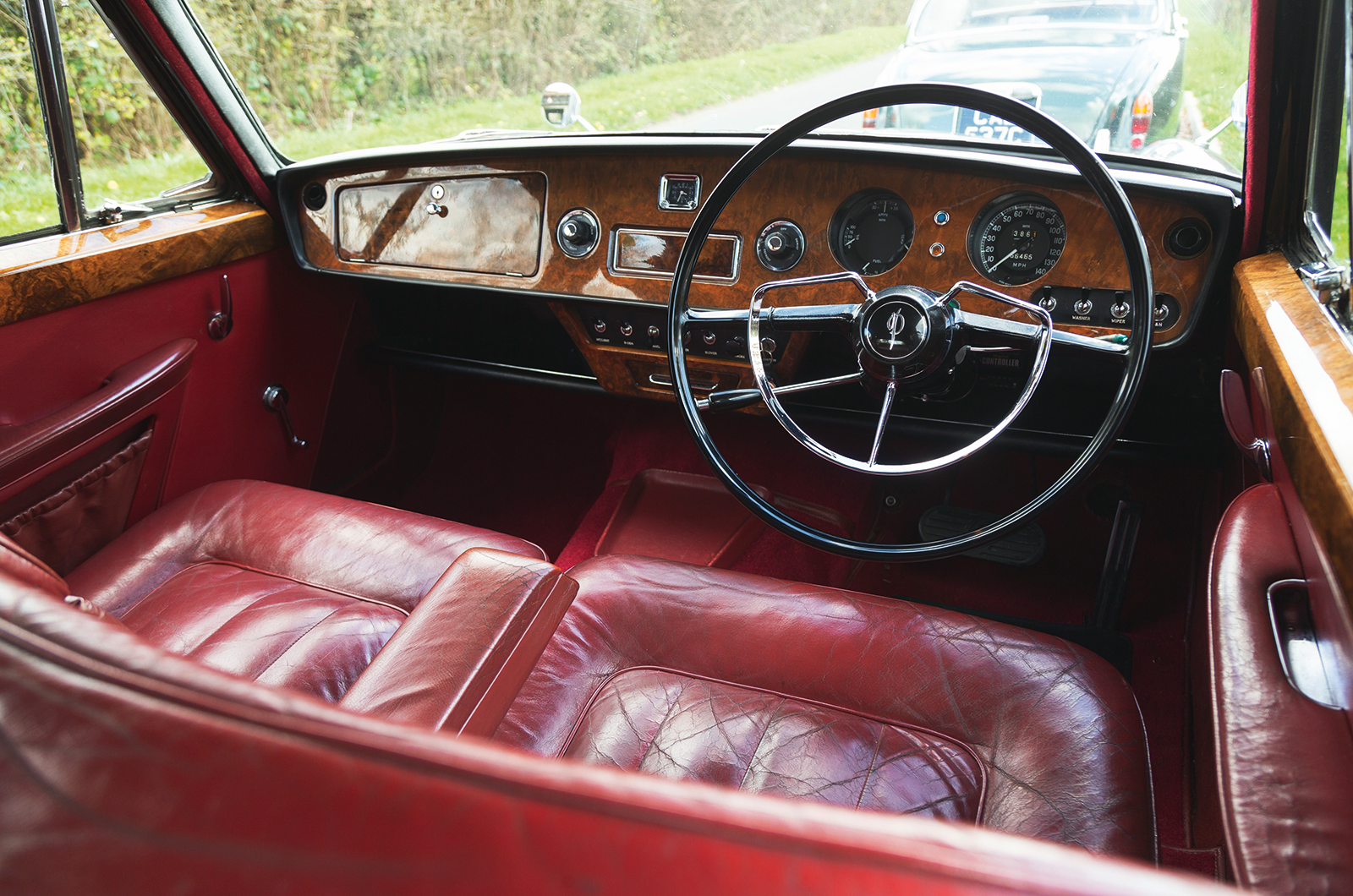 Classic & Sports Car – Jaguar S-type 3.4 vs Vanden Plas 4 litre R: meeting in the middle