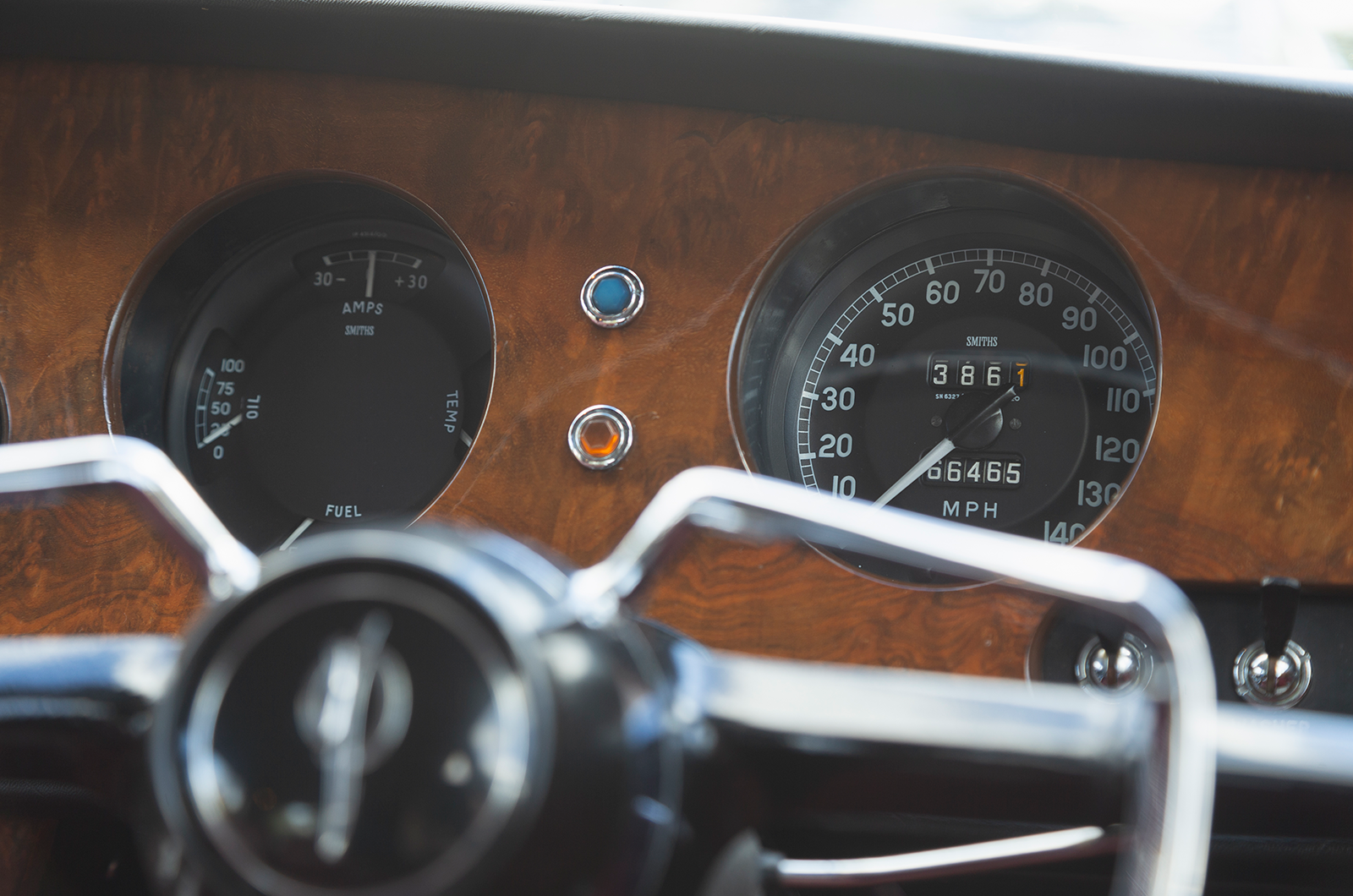 Classic & Sports Car – Jaguar S-type 3.4 vs Vanden Plas 4 litre R: meeting in the middle