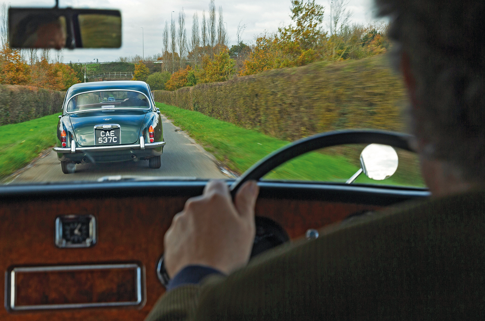 Classic & Sports Car – Jaguar S-type 3.4 vs Vanden Plas 4 litre R: meeting in the middle