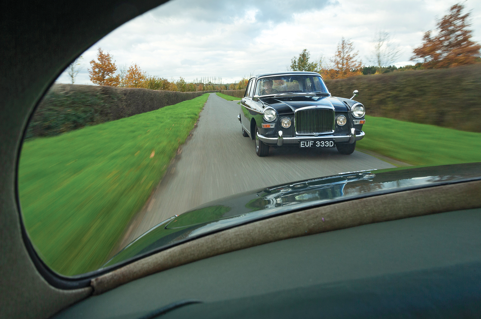 Classic & Sports Car – Jaguar S-type 3.4 vs Vanden Plas 4 litre R: meeting in the middle