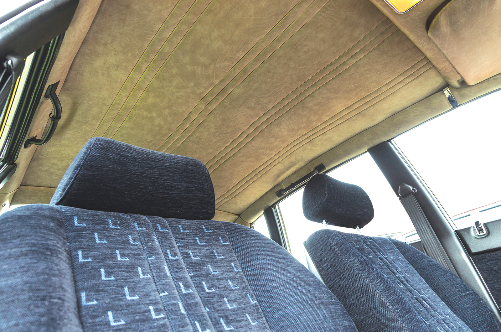 Classic & Sports Car – Citroën CX 2400 GTi vs Lancia Gamma Berlina: living separate lives