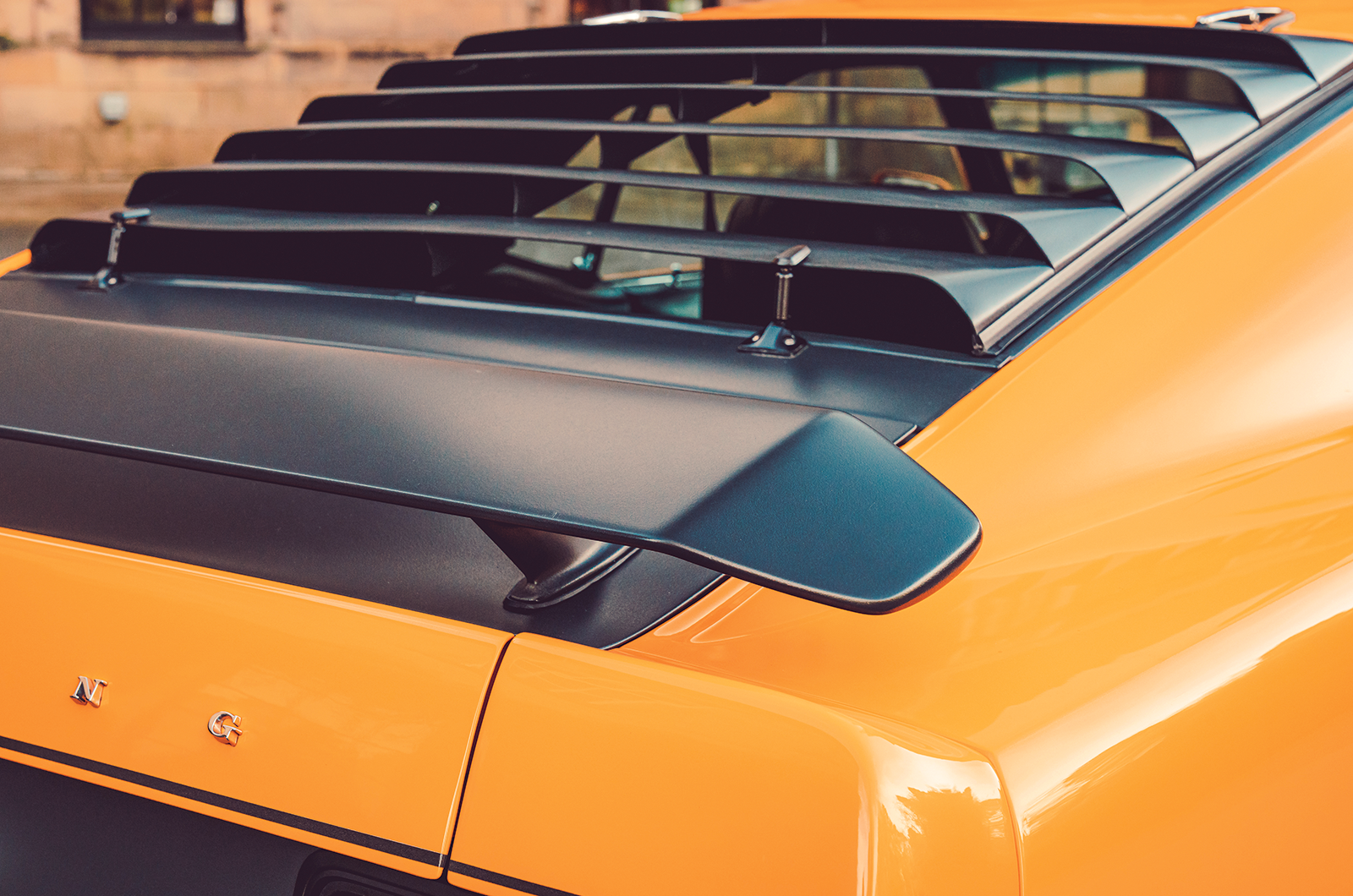 Classic & Sports Car – Ford Mustang Boss 302 vs Mach 1: two trick ponies