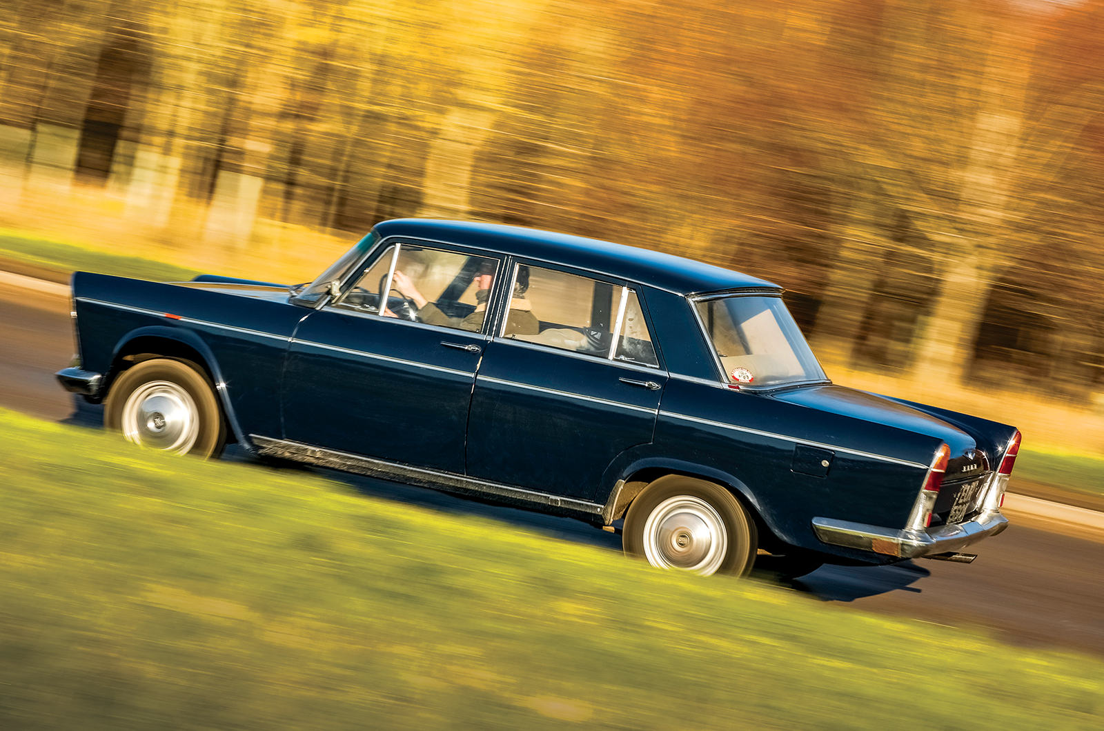 Classic & Sports Car – Fiat 1500L vs Peugeot 404: the shape of things to come