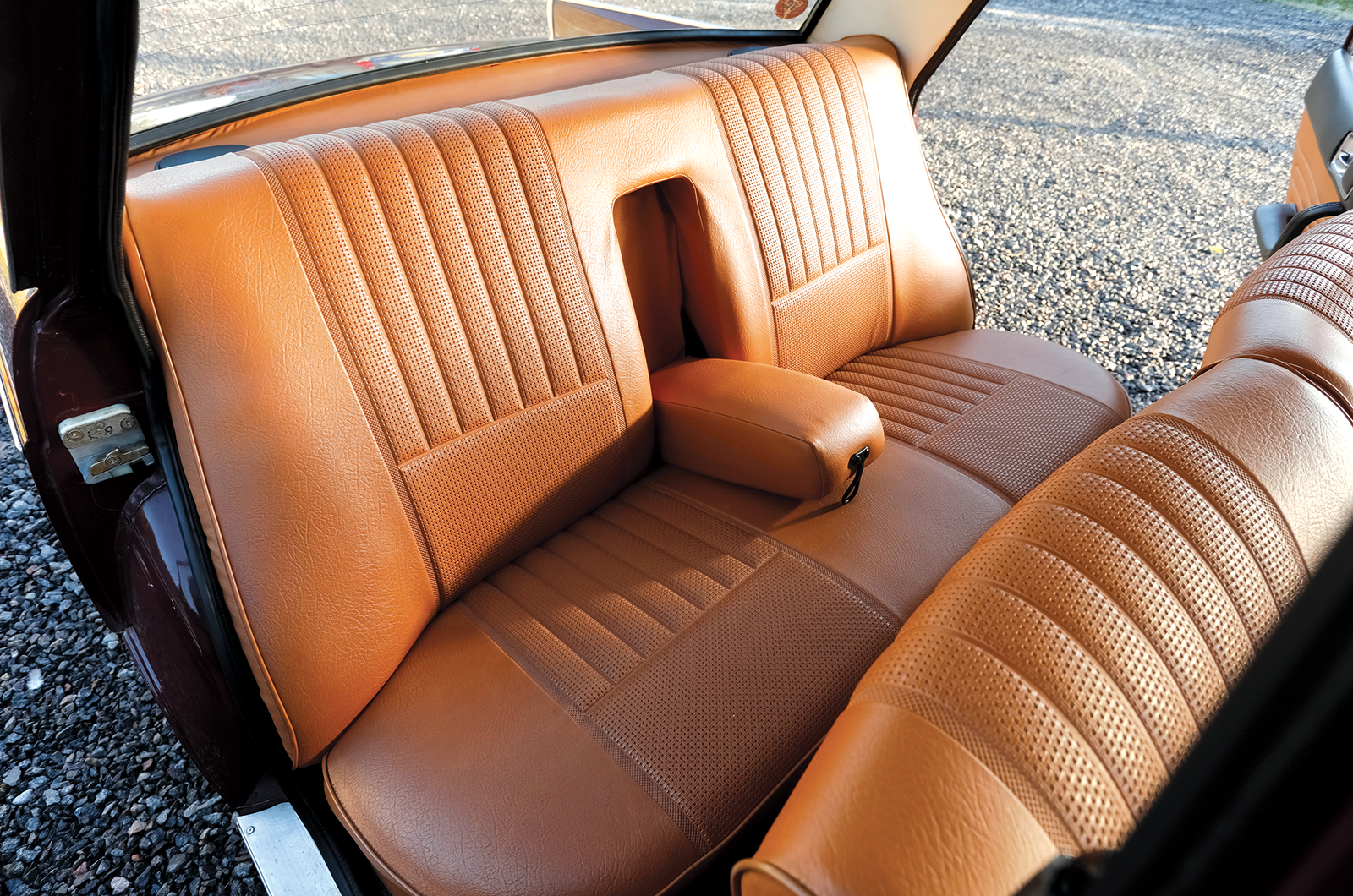 Classic & Sports Car – Fiat 1500L vs Peugeot 404: the shape of things to come