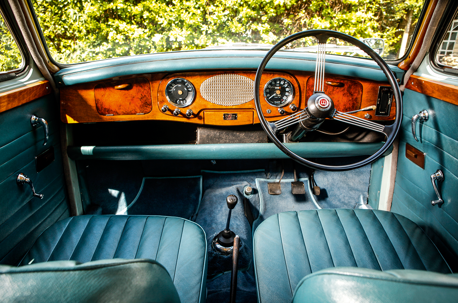 Classic & Sports Car – Wolseley 1500 vs Singer Gazelle: middleweights for middle England