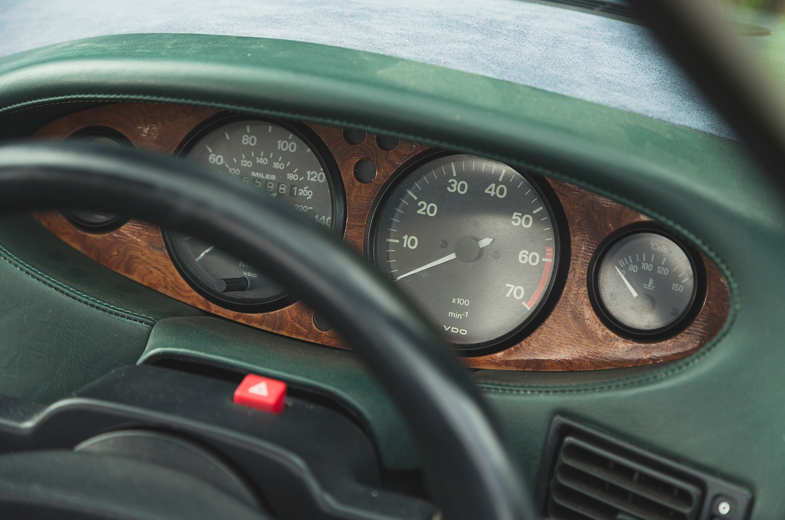 Classic & Sports Car – Mercedes-Benz 500SL vs AC Brooklands Ace: resolved roadsters