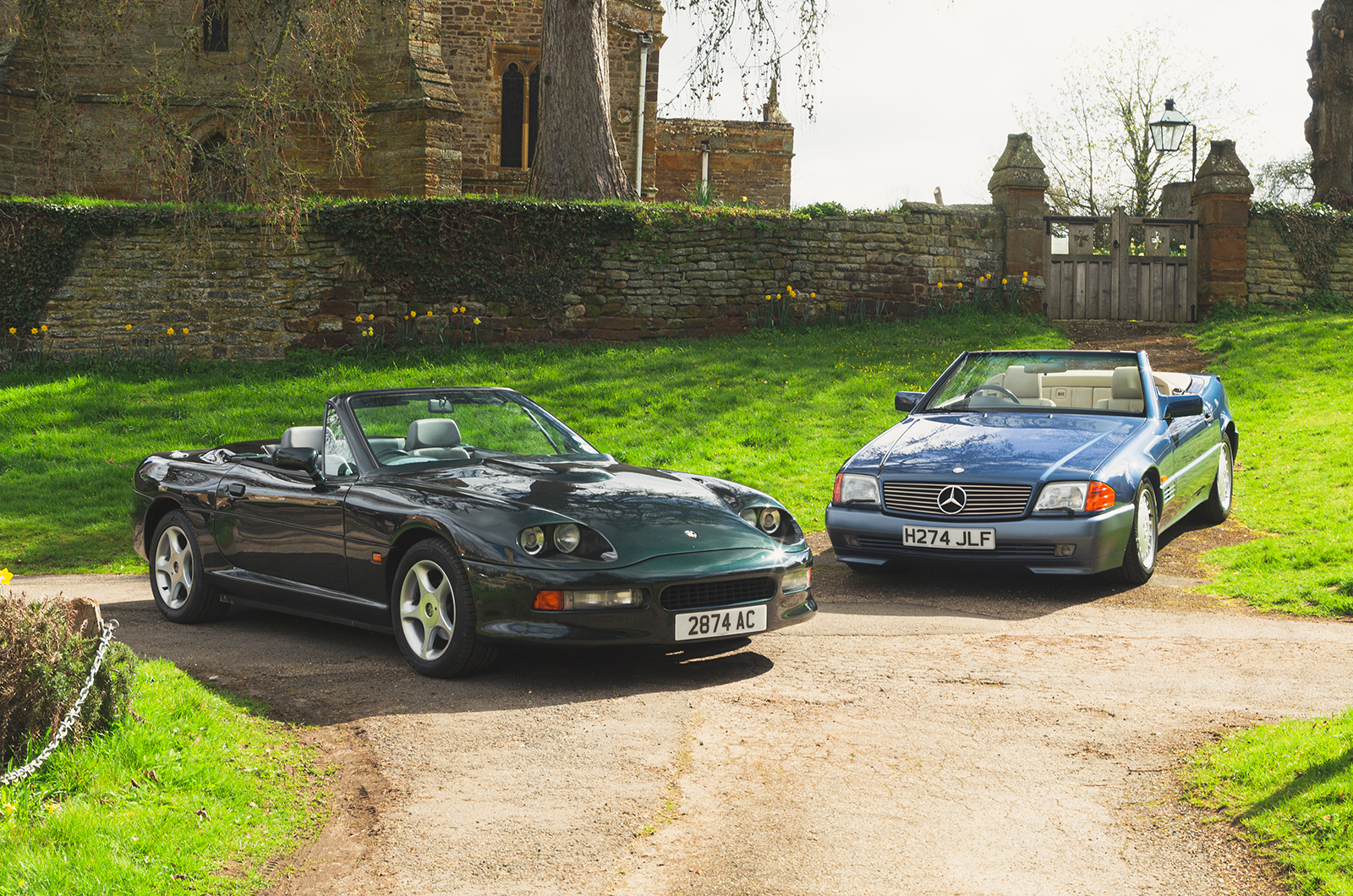 Classic & Sports Car – Mercedes-Benz 500SL vs AC Brooklands Ace: resolved roadsters