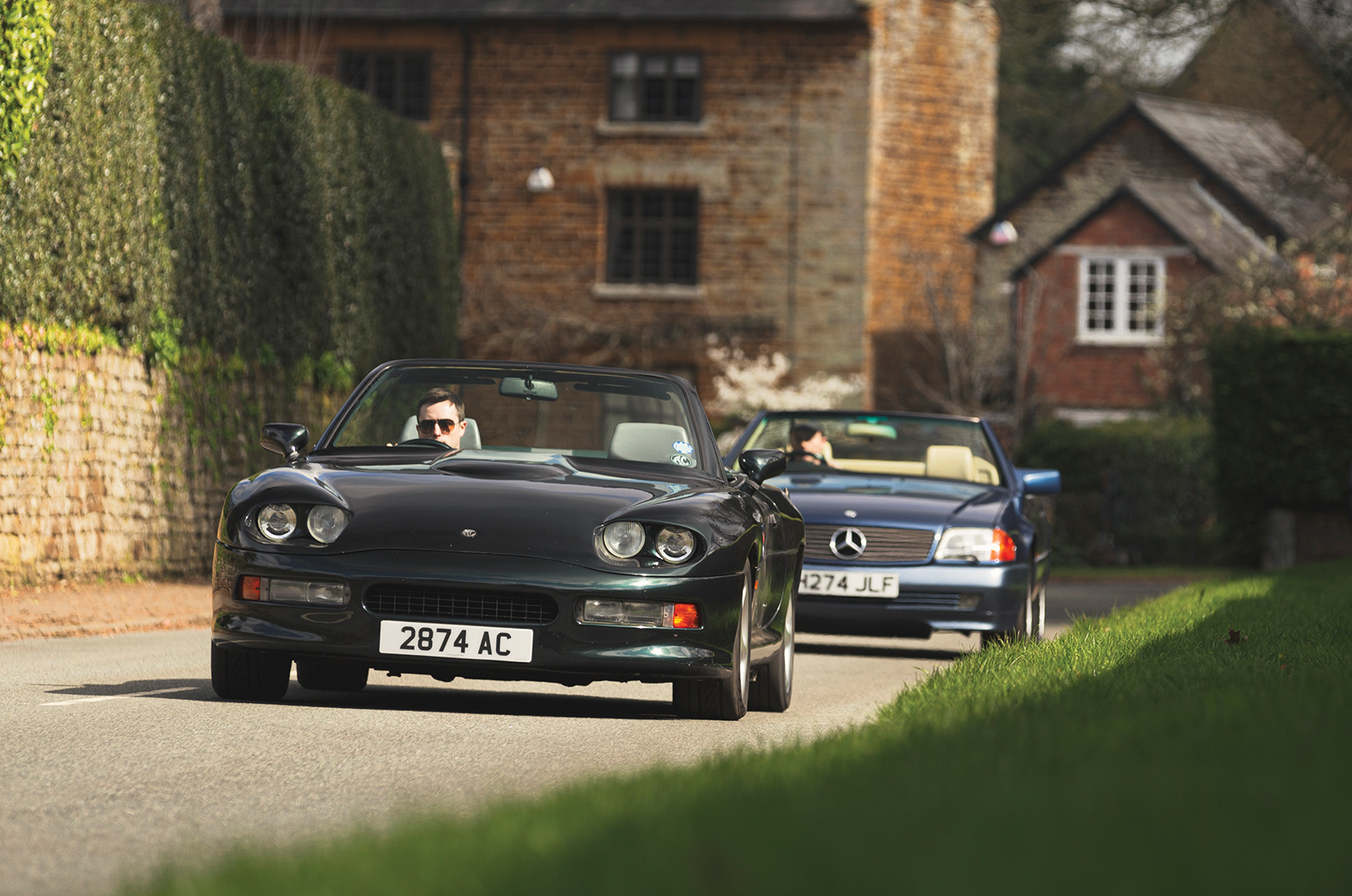 Classic & Sports Car – Mercedes-Benz 500SL vs AC Brooklands Ace: resolved roadsters