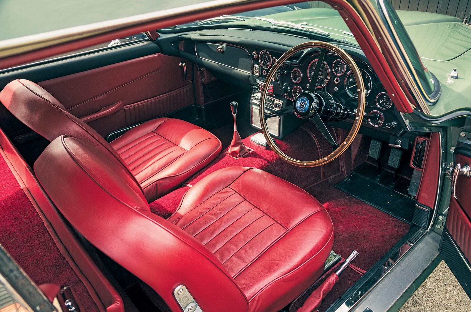 Classic & Sports Car – Aston Martin DB5: classic car royalty