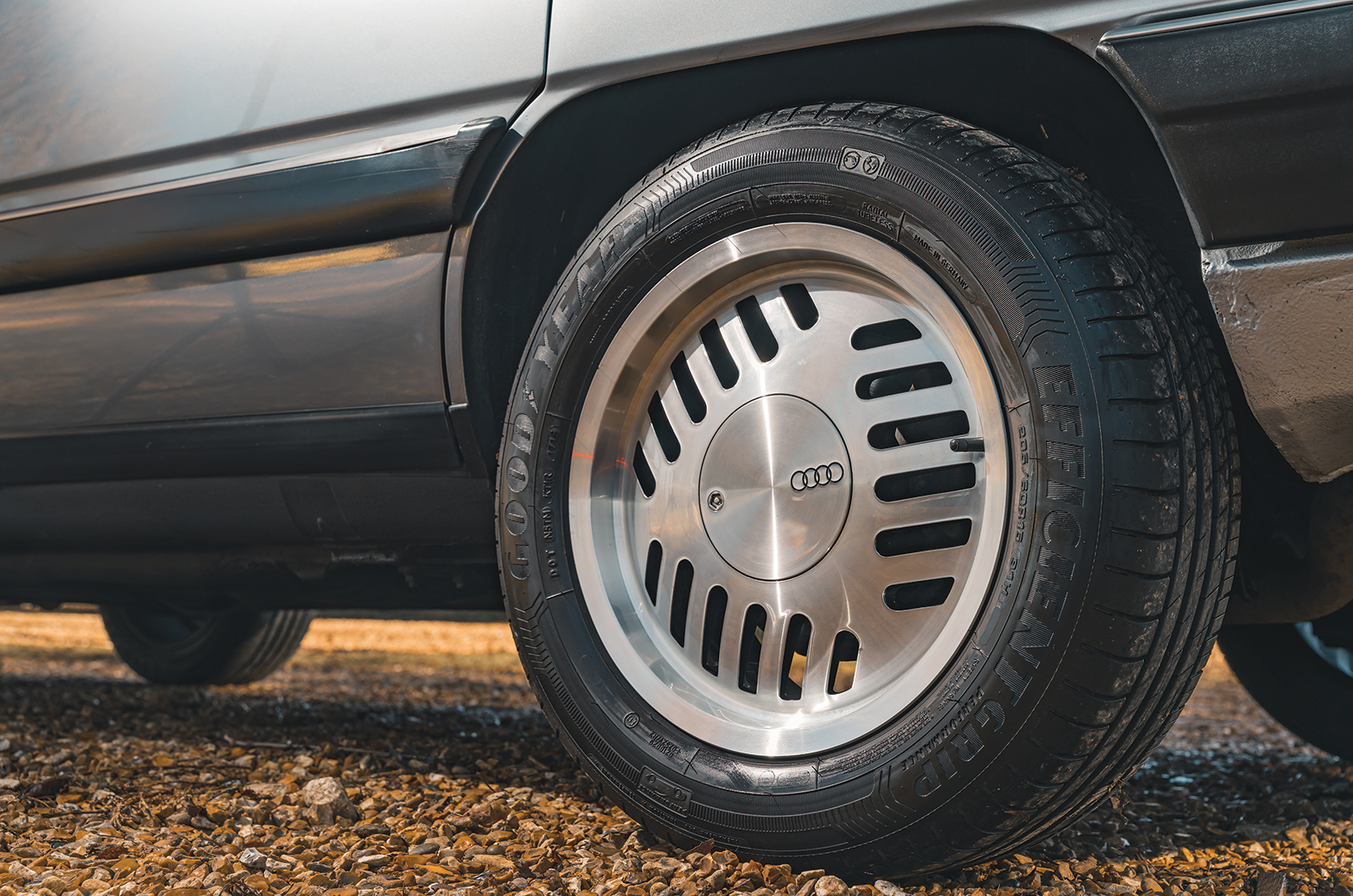 Classic & Sports Car – Audi 200 Avant quattro vs Volvo 850 T-5R: race-bred estates