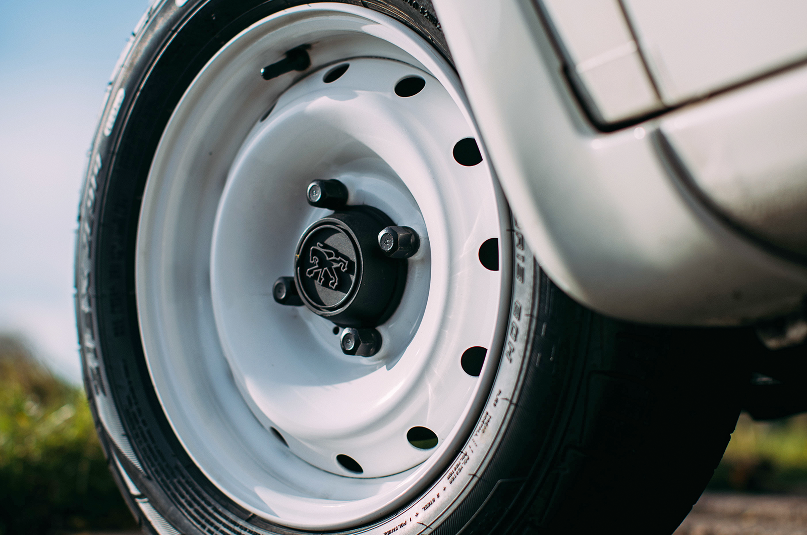 Classic & Sports Car – Peugeot 205 Rallye vs Citroën AX GT: French featherweights