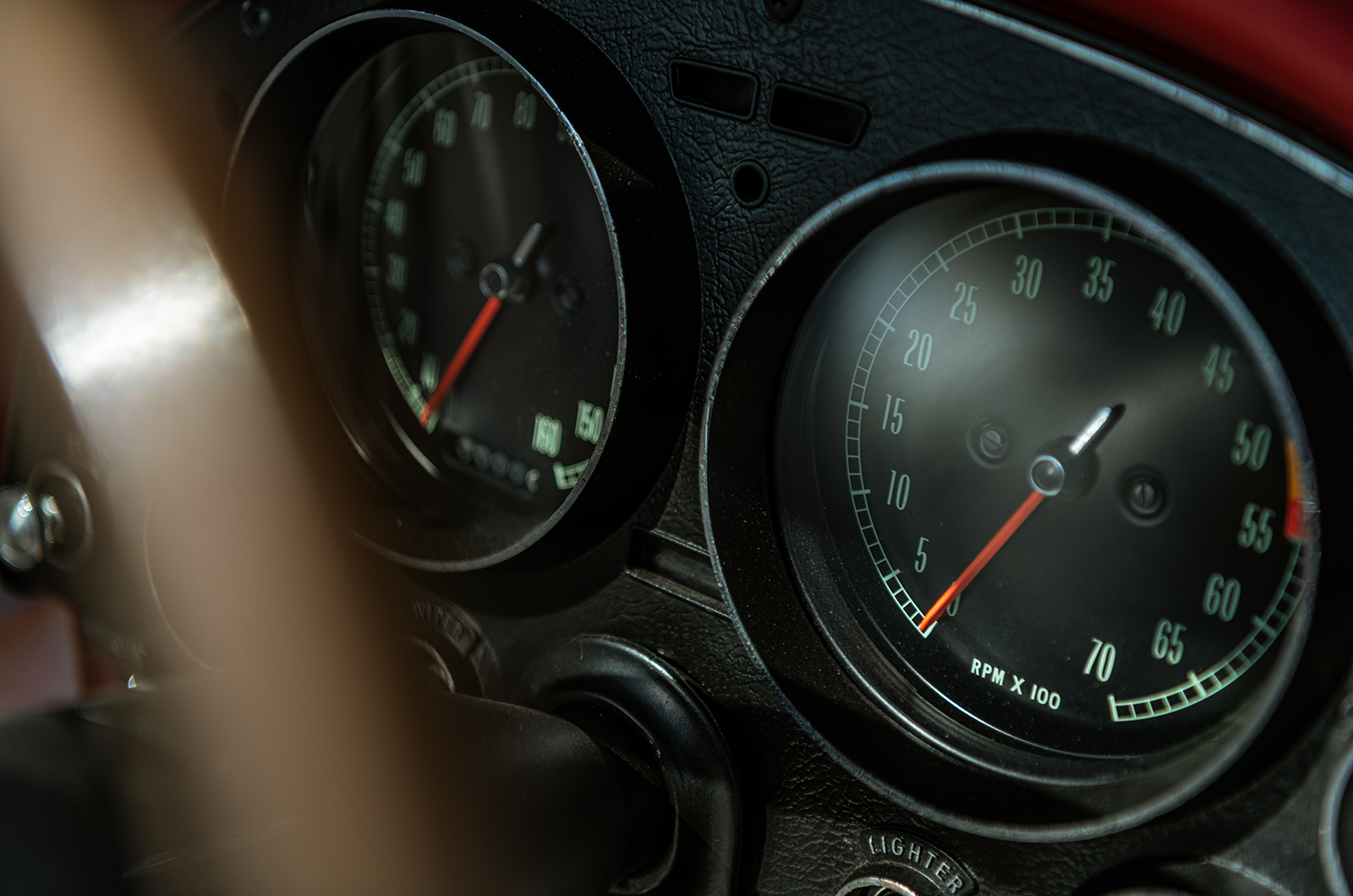 Classic & Sports Car – Chevrolet Corvette C2 Sting Ray: American beauty