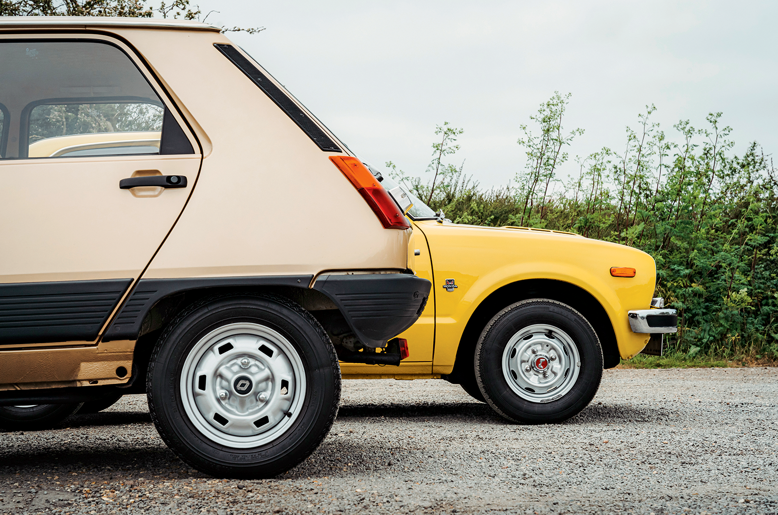 Classic & Sports Car – Renault 5 vs Honda Civic: little stars