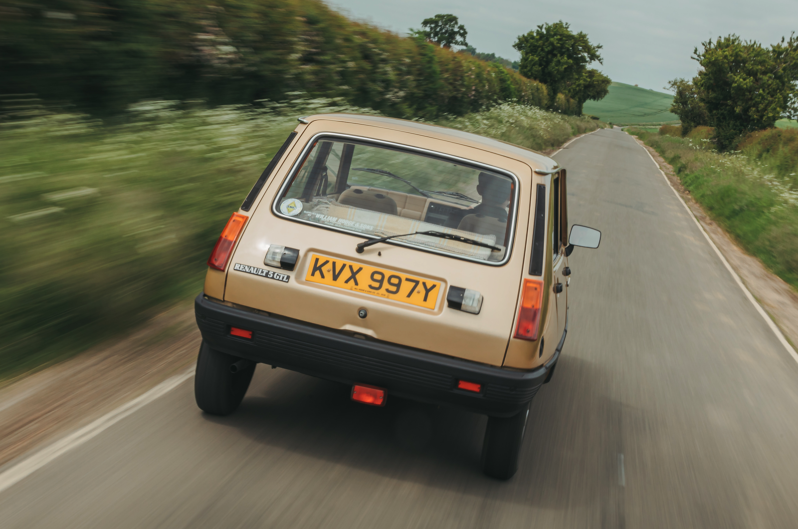 Classic & Sports Car – Renault 5 vs Honda Civic: little stars