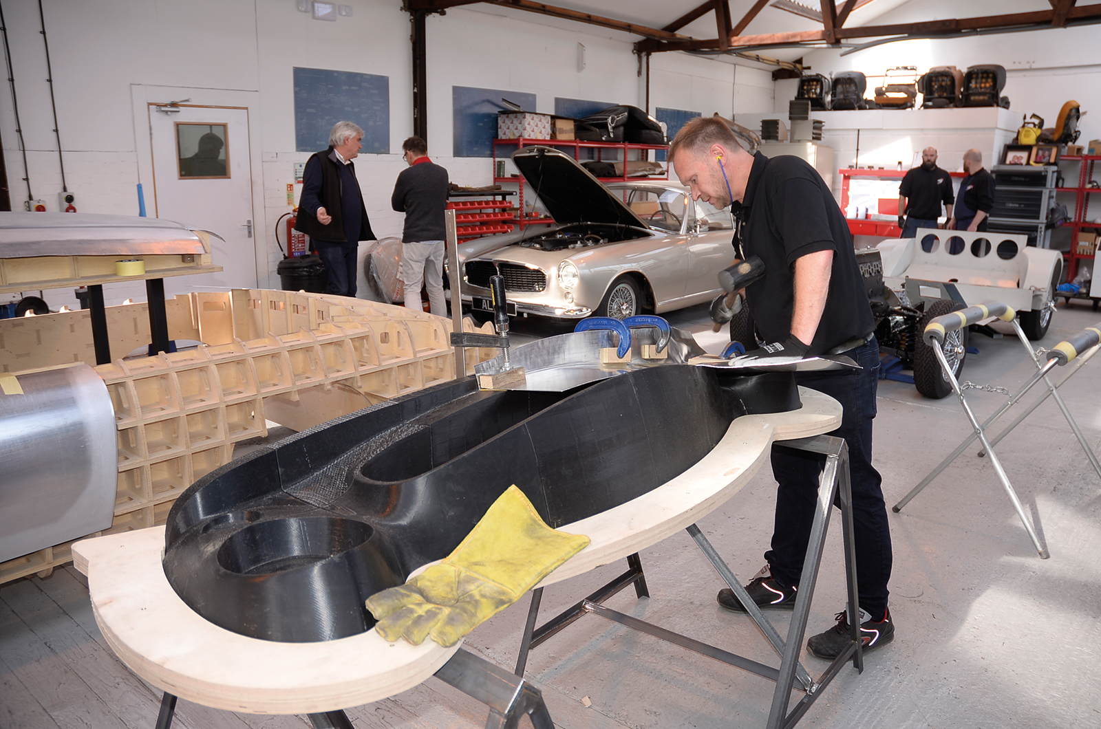 Classic & Sports Car – The specialist: Red Triangle