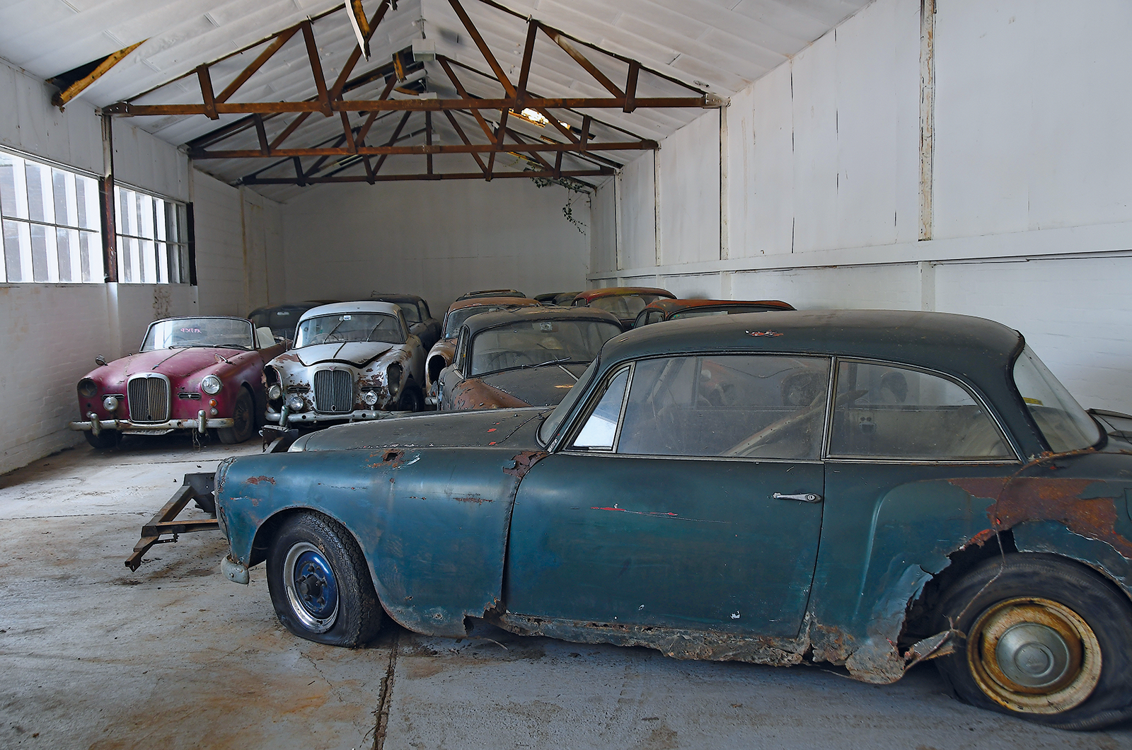 Classic & Sports Car – The specialist: Red Triangle