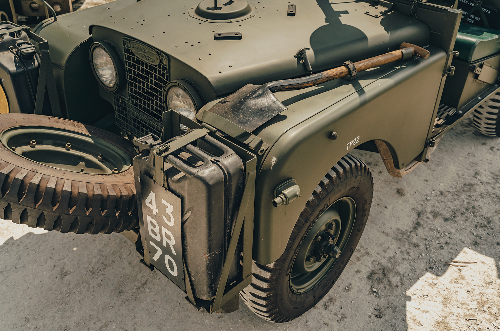 Classic & Sports Car – SAS Land-Rover vs Belgian Army Minerva: locked and loaded
