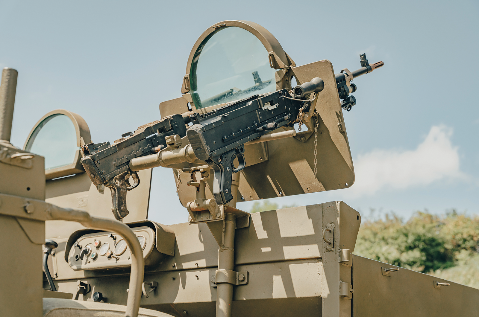 Classic & Sports Car – SAS Land-Rover vs Belgian Army Minerva: locked and loaded