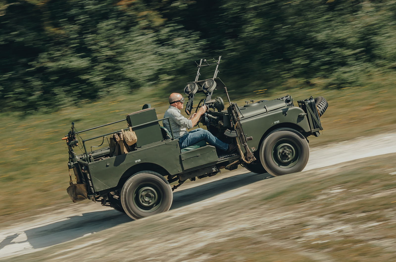Classic & Sports Car – SAS Land-Rover vs Belgian Army Minerva: locked and loaded
