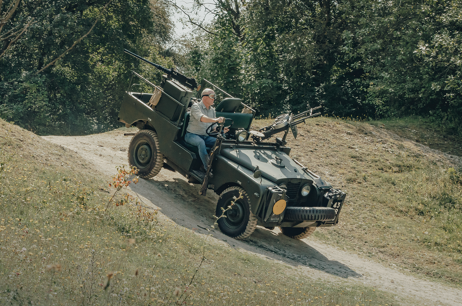 Classic & Sports Car – SAS Land-Rover vs Belgian Army Minerva: locked and loaded