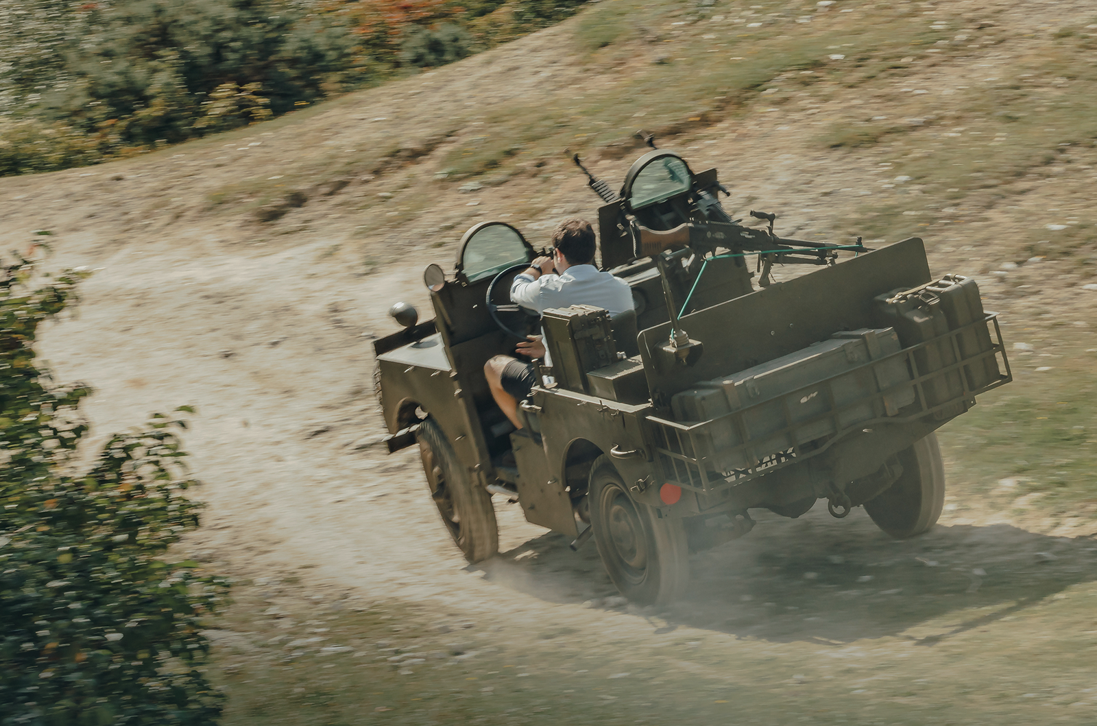 Classic & Sports Car – SAS Land-Rover vs Belgian Army Minerva: locked and loaded