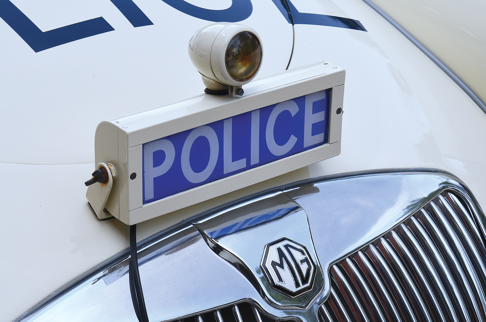 Classic & Sports Car – MGA vs Daimler SP250: high-speed policing