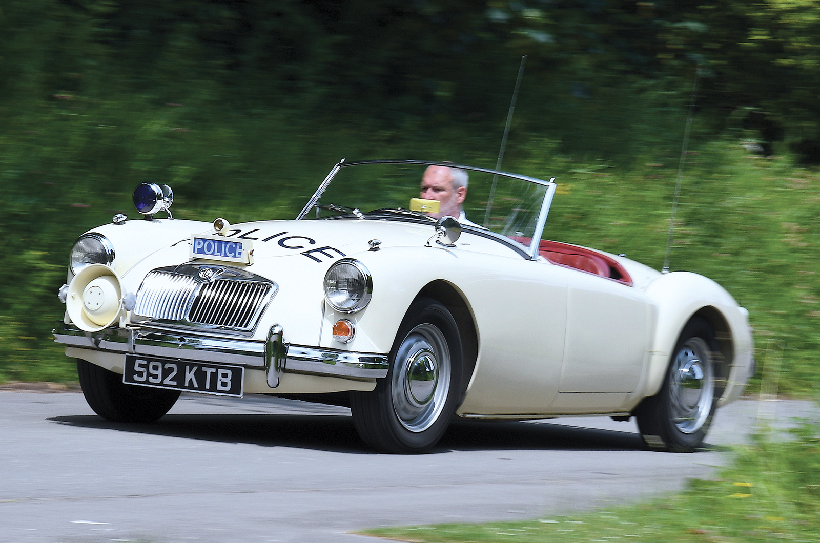 Classic & Sports Car – MGA vs Daimler SP250: high-speed policing