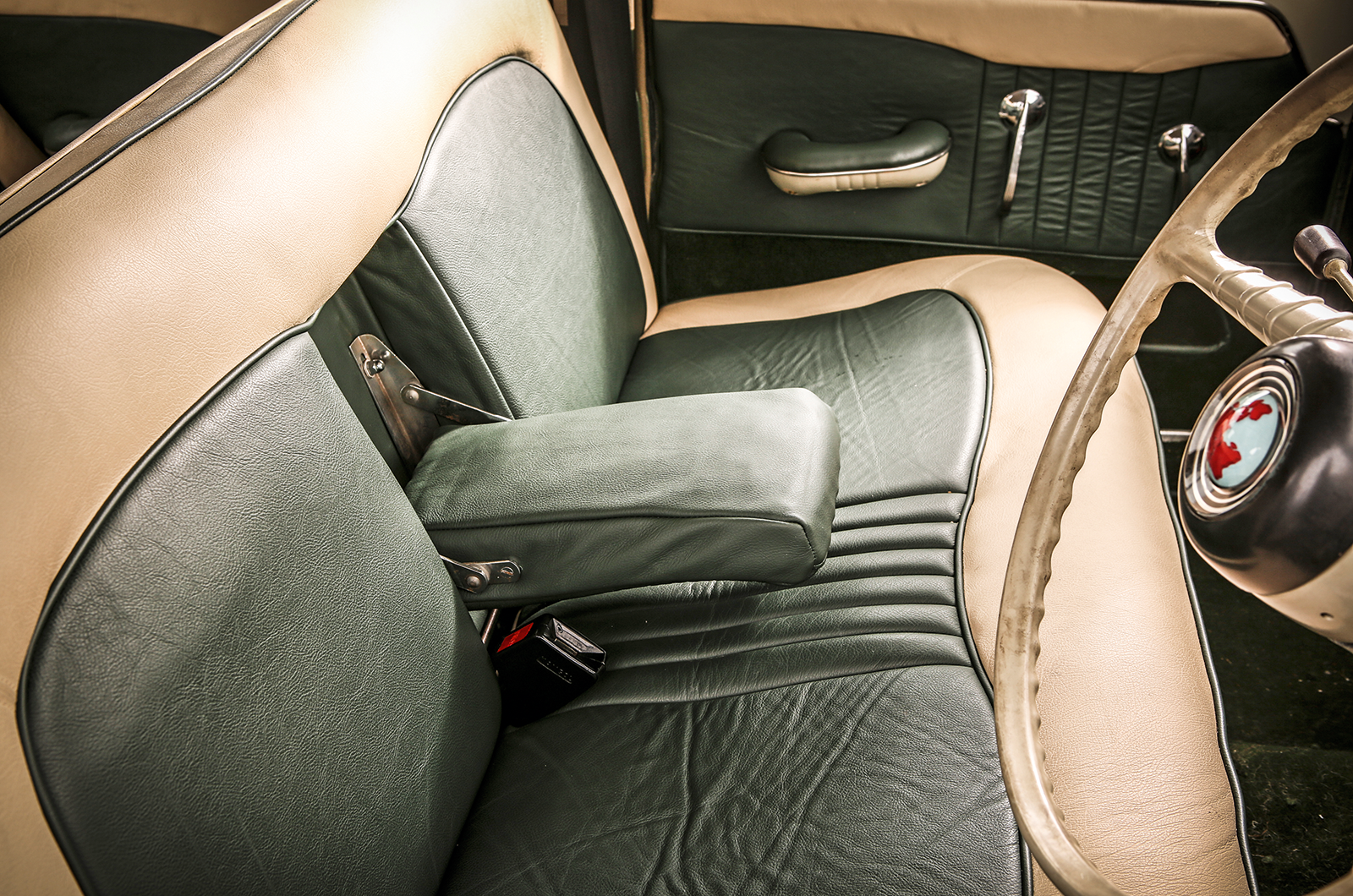 Classic & Sports Car – Standard Vanguard Sportsman vs Humber Hawk: Coventry’s middle class