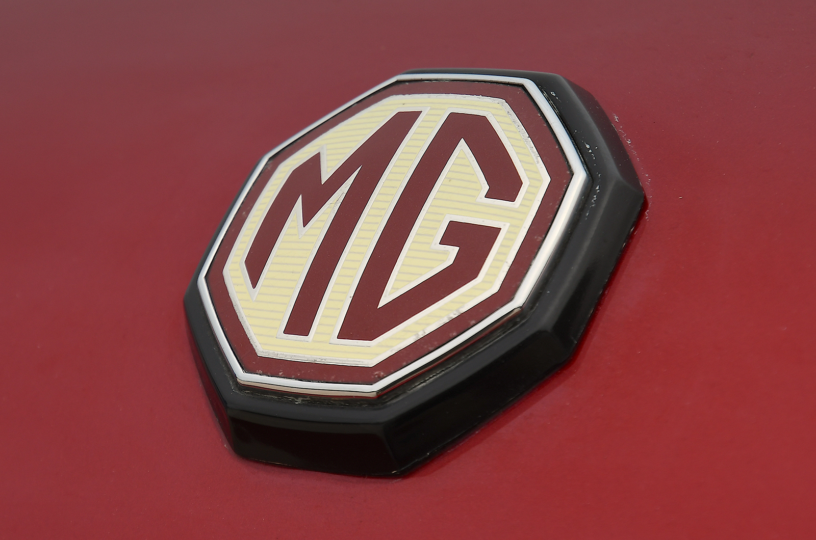 Classic & Sports Car – MG RV8 vs TVR Griffith vs Marcos Mantara: power to the people