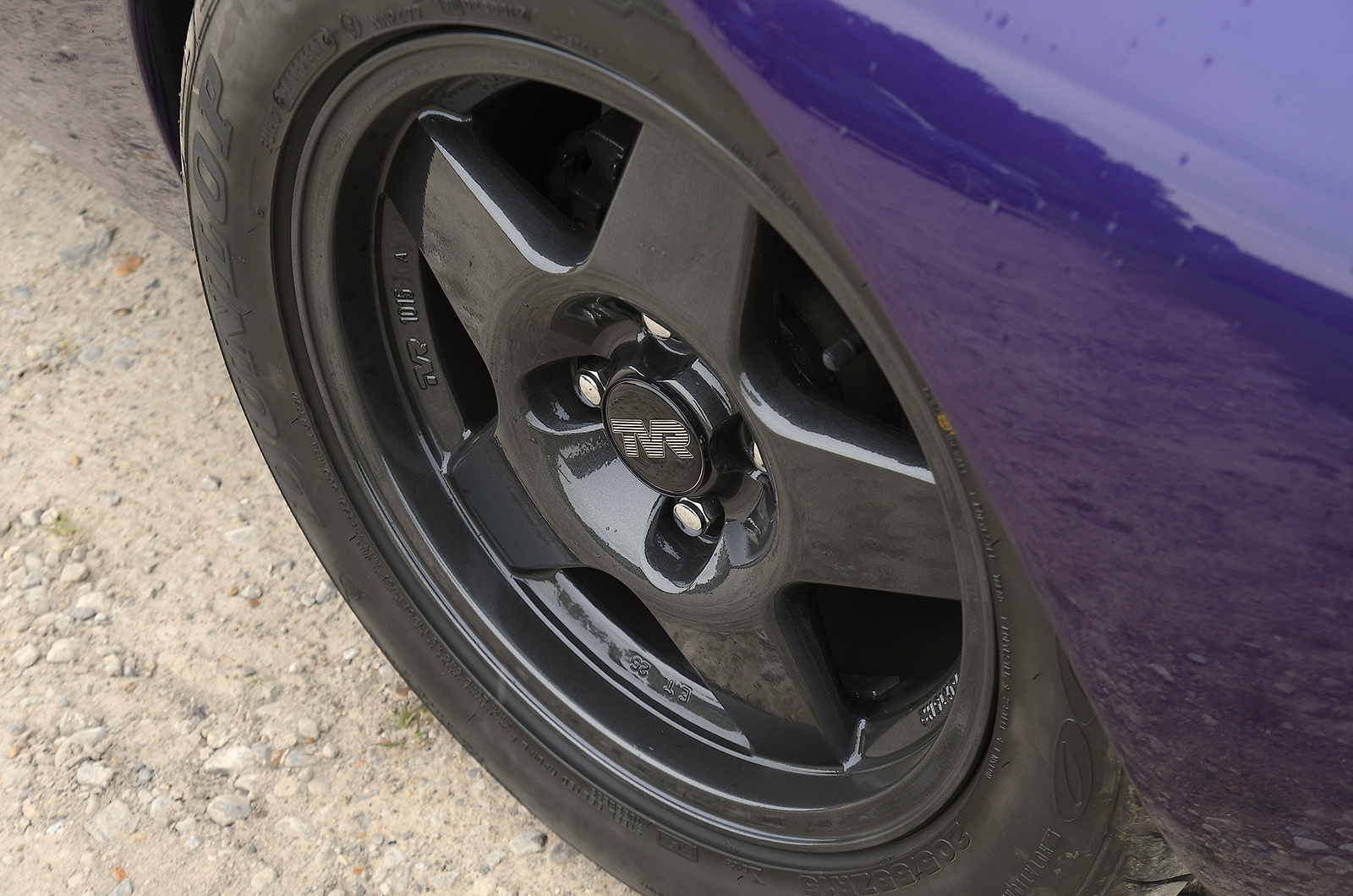 Classic & Sports Car – MG RV8 vs TVR Griffith vs Marcos Mantara: power to the people