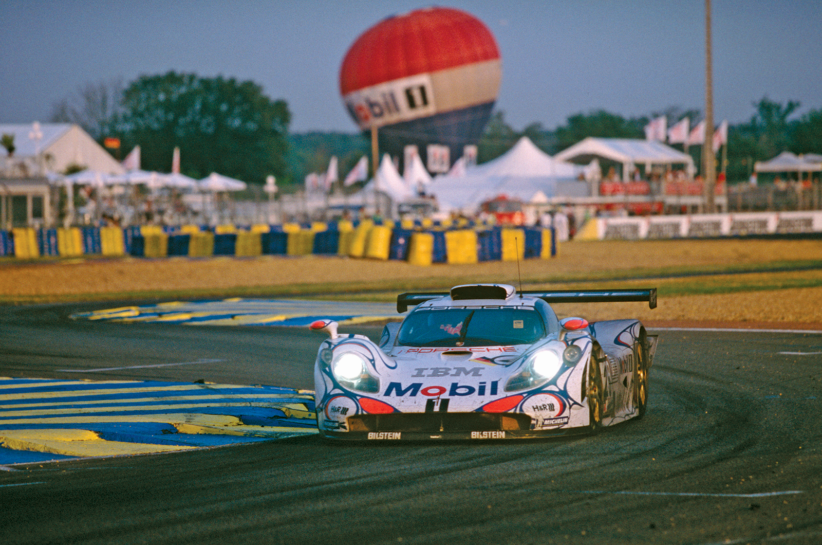 Classic & Sports Car – Porsche 911 turbo racers: blown away