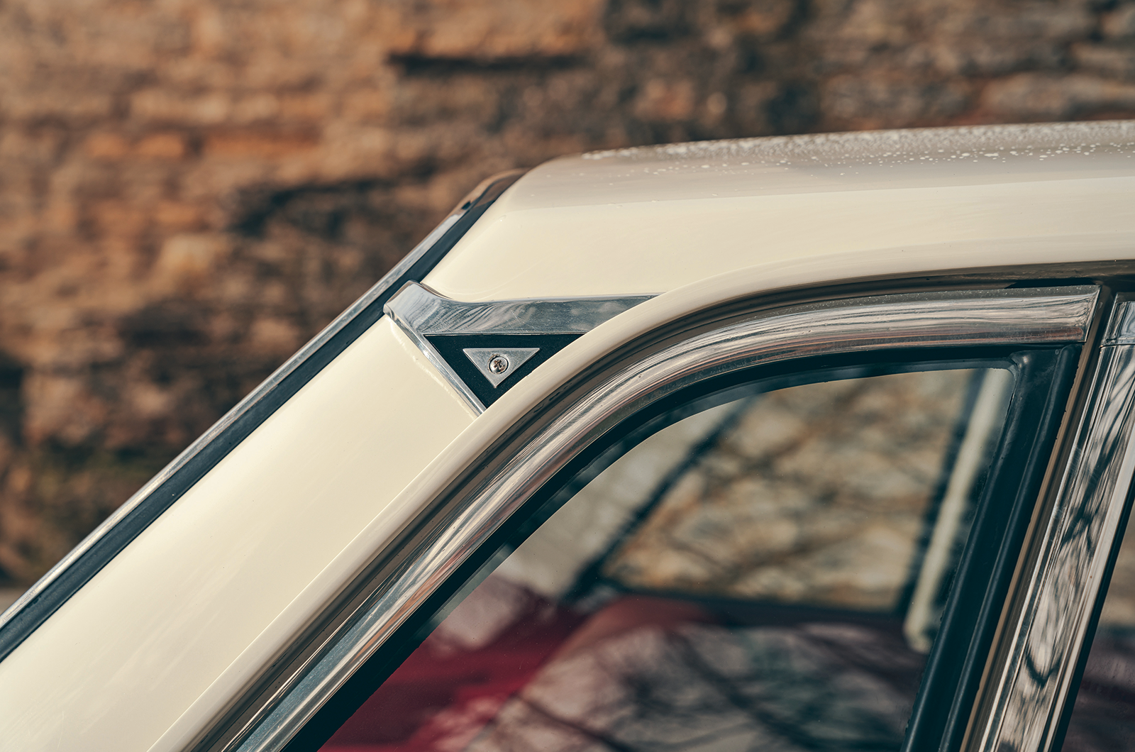Classic & Sports Car – Volvo 144E: return of the Saint