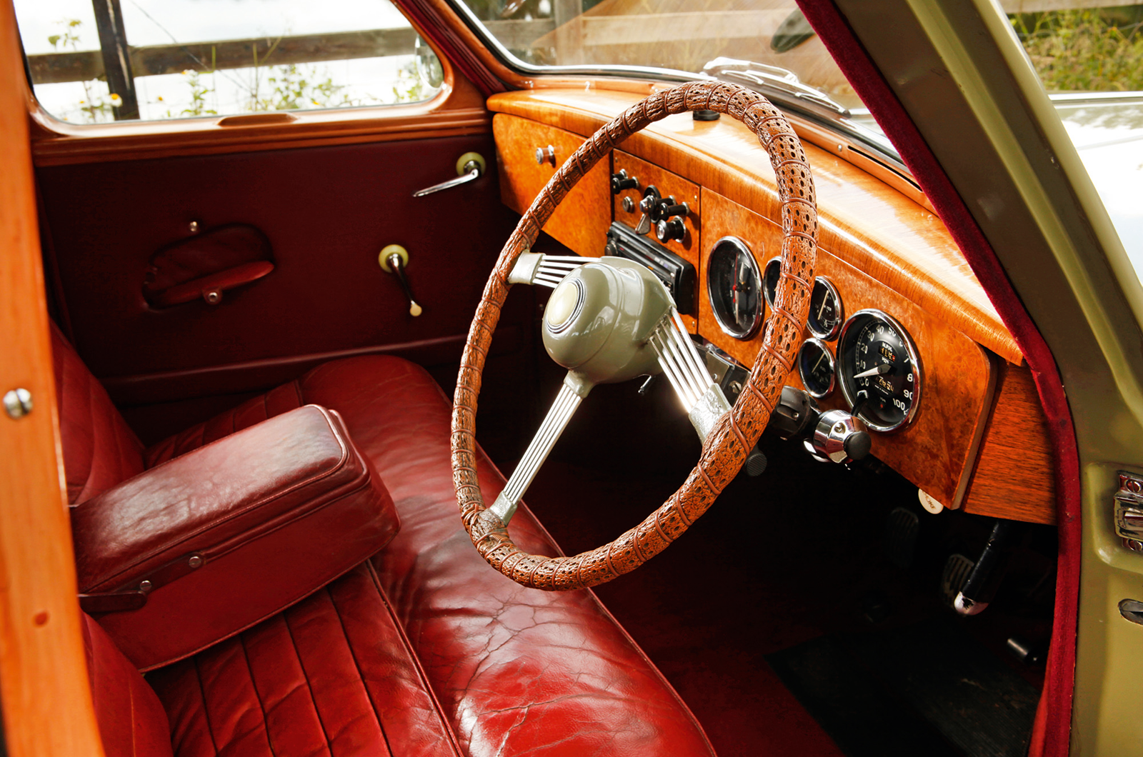 Classic & Sports Car – Riley RMA vs Jowett Javelin: 1½-litre saloon showdown