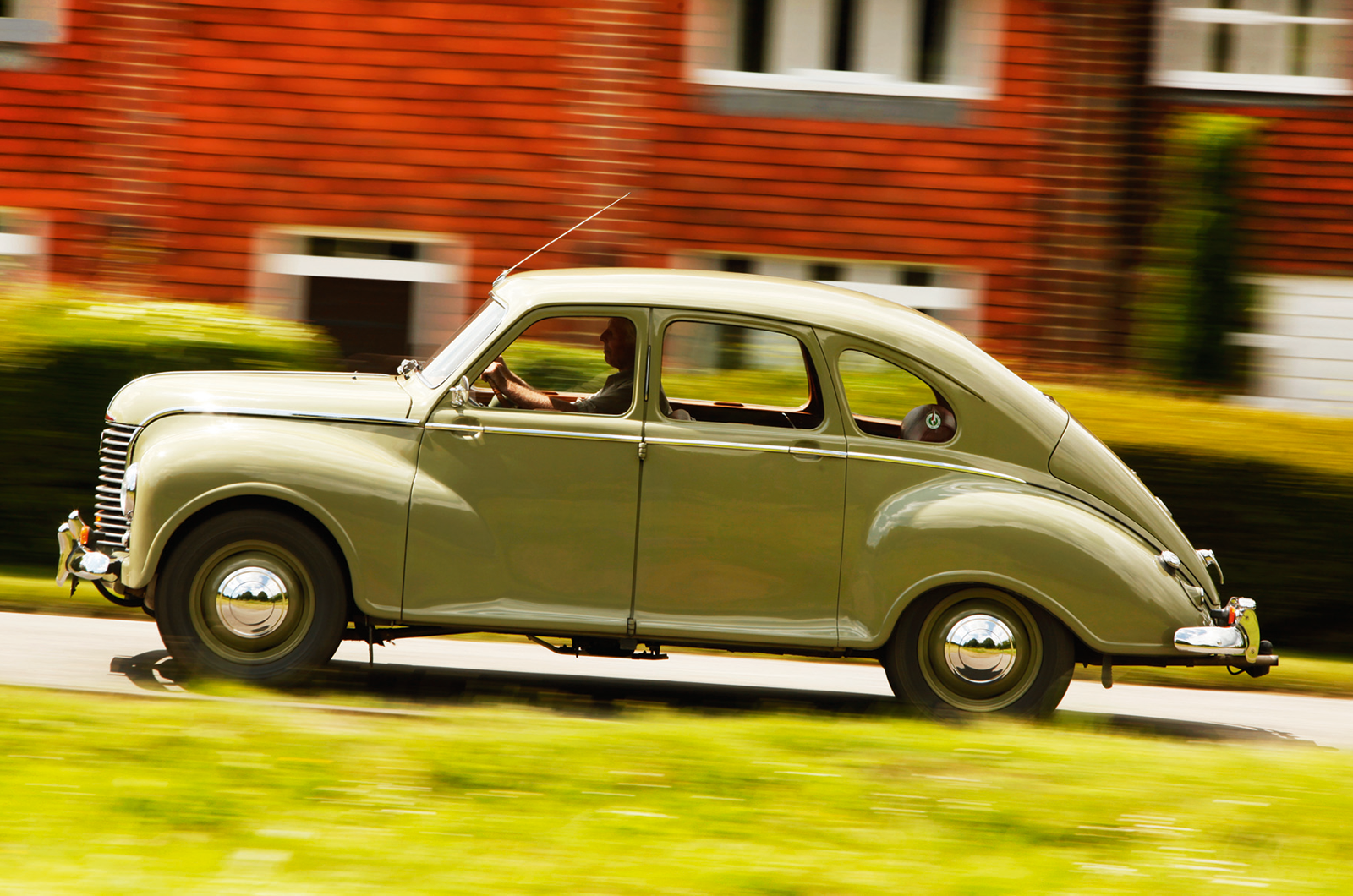 Classic & Sports Car – Riley RMA vs Jowett Javelin: 1½-litre saloon showdown