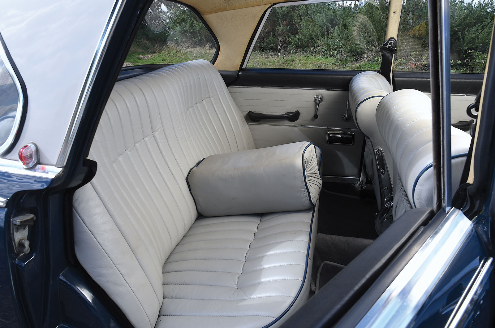 Classic & Sports Car – BMW 2600L vs Borgward P100: Munich meets Bremen