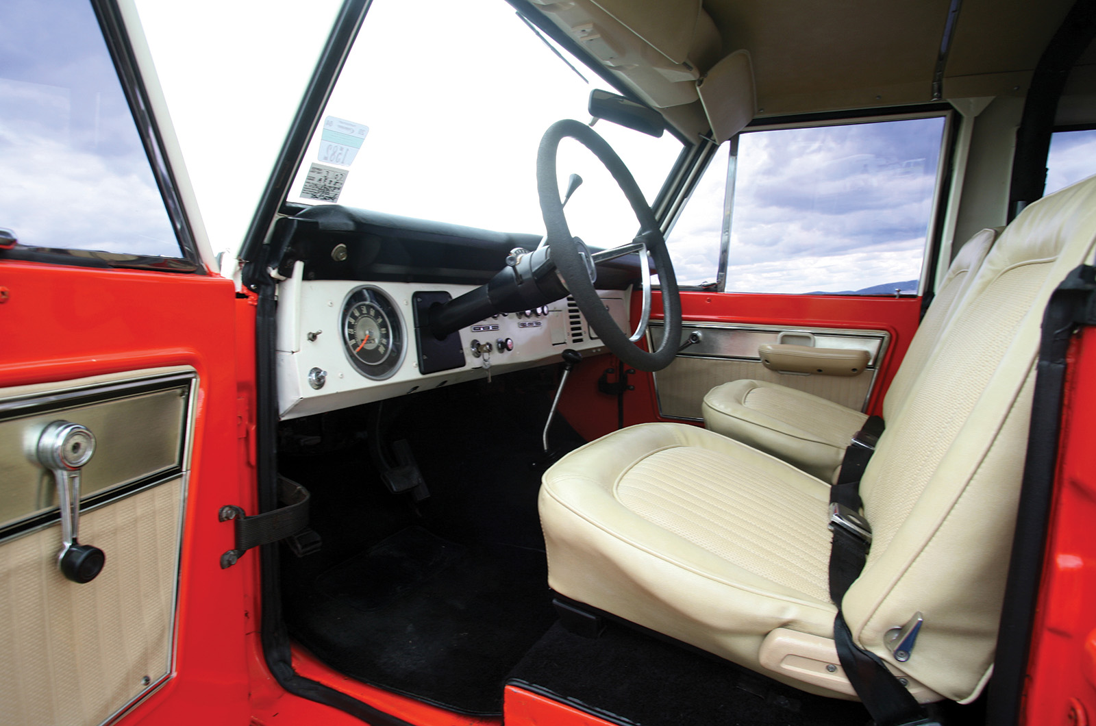 Classic & Sports Car – Ford Bronco family: wild horses